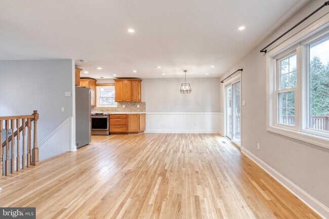 Building Photo - stunning, contemporary detached 4 bed 2 ba...