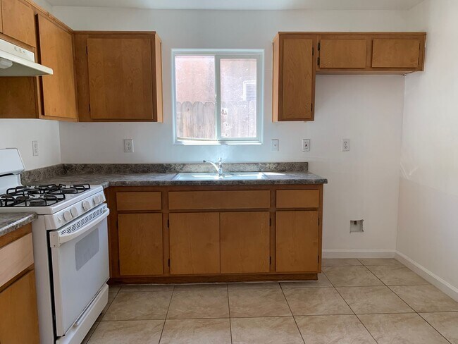 Building Photo - 3 Bedroom 2 Bath home
