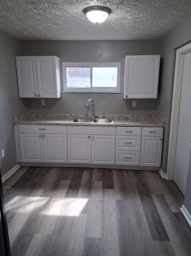 Building Photo - 2 bedroom 1 bath house for rent close to WPAFB, downtown Fairborn