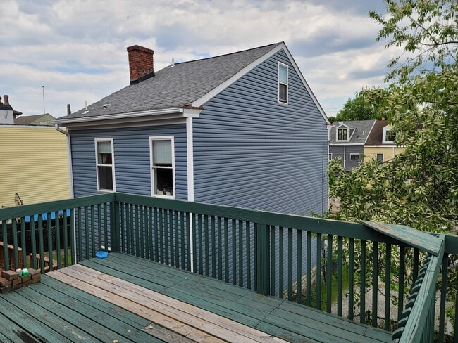 Deck - 3932 Howley St