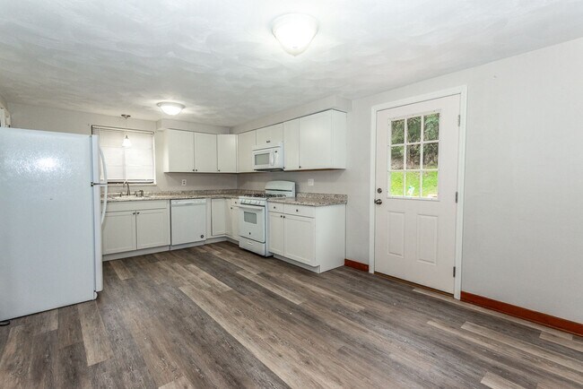 Building Photo - 4 Bedroom Home in Bethel Park!