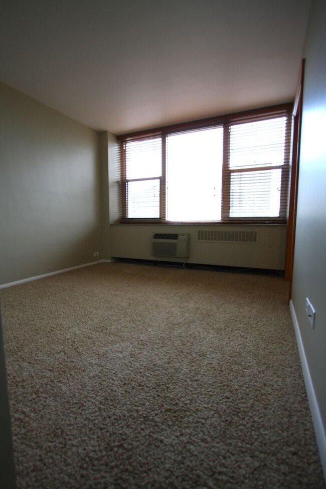 Foto del edificio - Updated 1 Bed, 1 Bath Steps to the Lake Av...