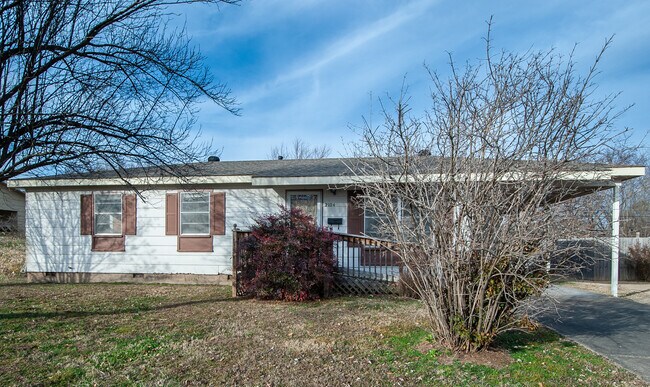 Building Photo - 2104 Sycamore Pl