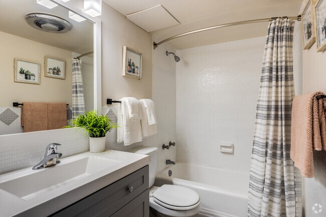 2BR, 2BA - 1032SF - Lake Lucerne Towers