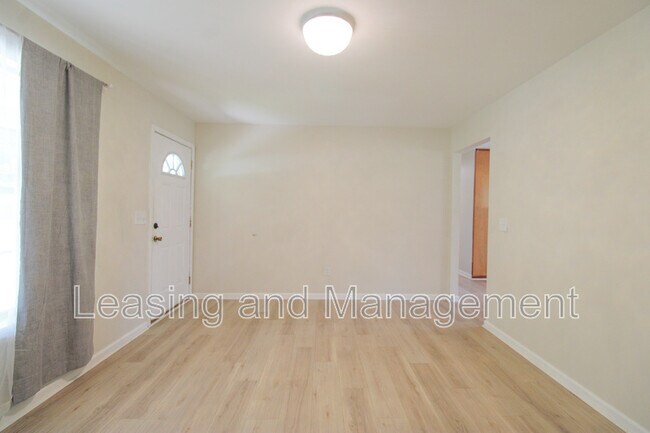 Foto del edificio - 305 Millcreek Dr