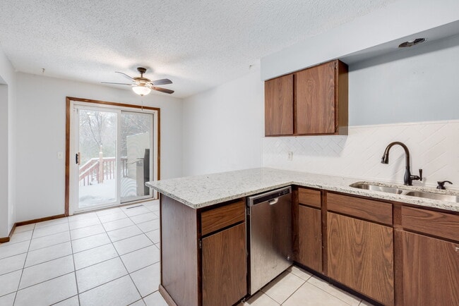 Building Photo - 631 Ridgeview Dr
