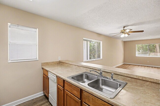 Foto del edificio - 2414 Fox Hollow Dr