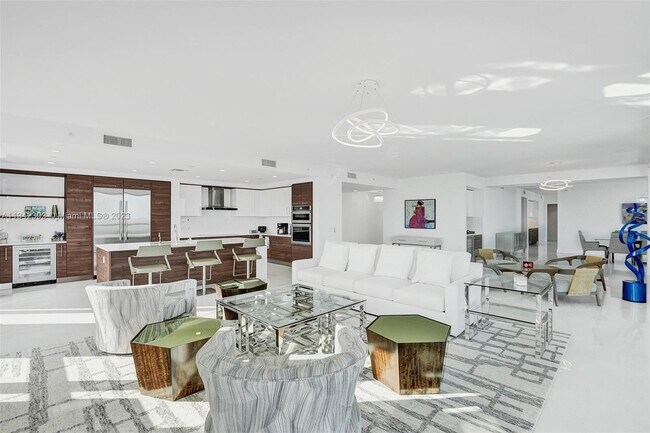 Building Photo - 100 E Las Olas Blvd
