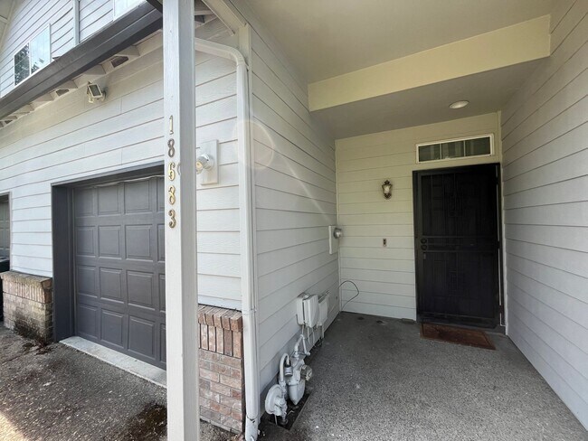 Foto del edificio - Beautiful Two-Level Townhouse with Gas Fir...