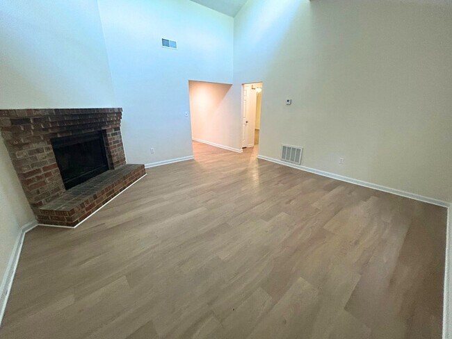 Foto del edificio - AVAILABLE IN JULY!