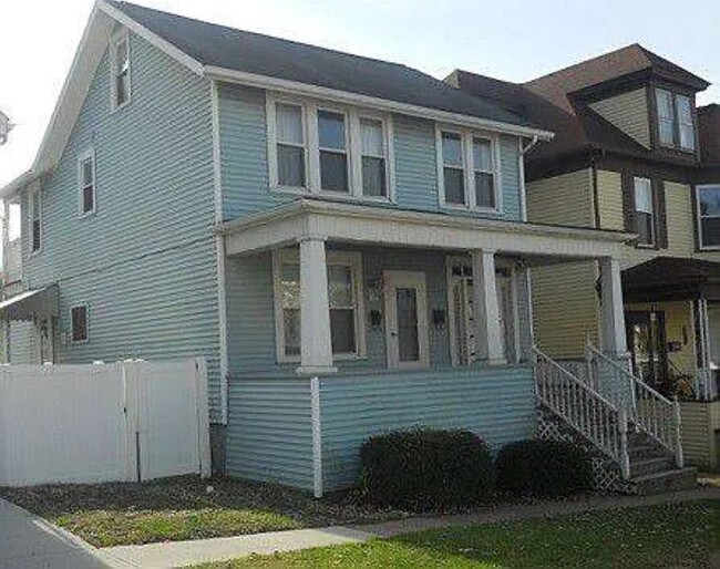 Front - 104 N 8th St