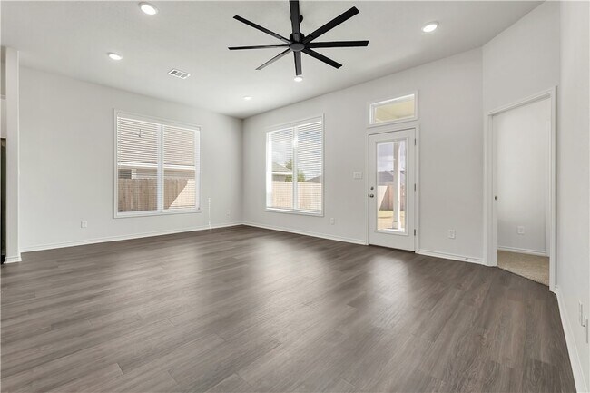 Foto del edificio - 3168 N Earl Rudder Fwy