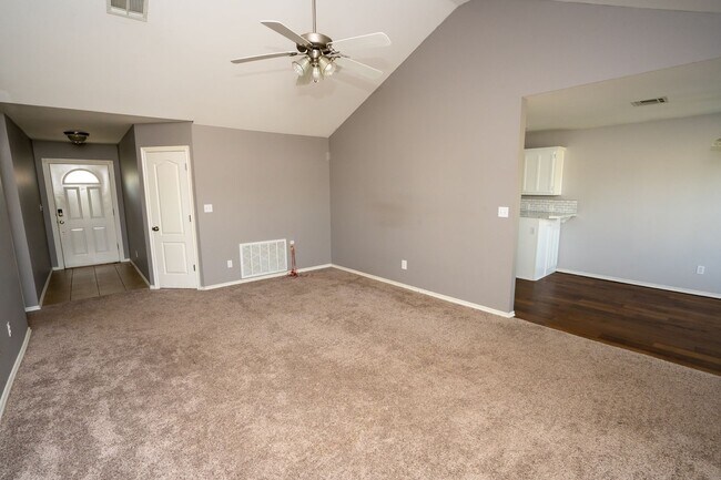 Building Photo - 3 Bed / 2 Bath in Collinsville!