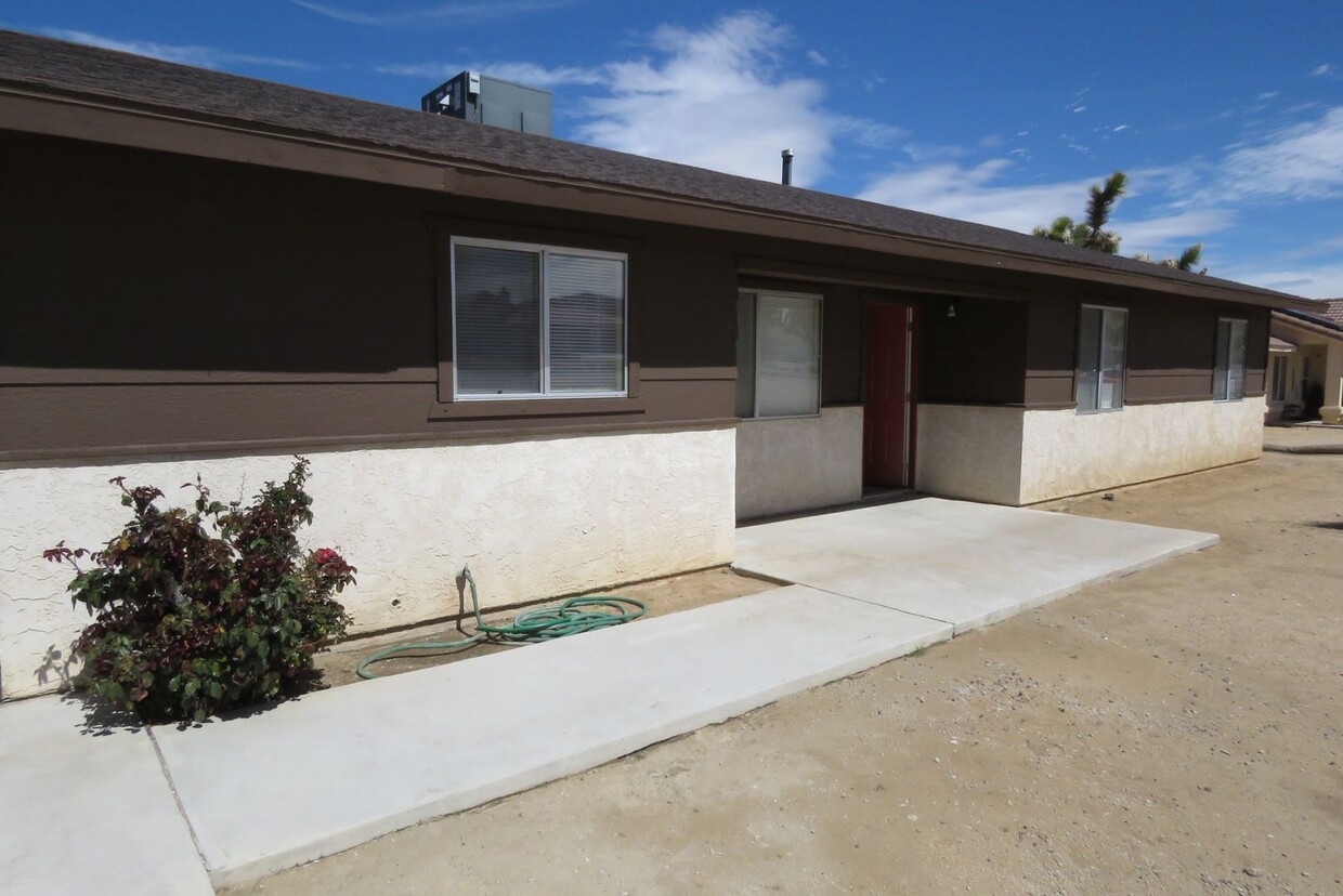 Primary Photo - Desert home with oversized garage - move-i...