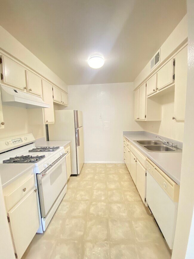 Kitchen w/dishwasher, stove w/hood, fridge - 2491 Purdue Ave
