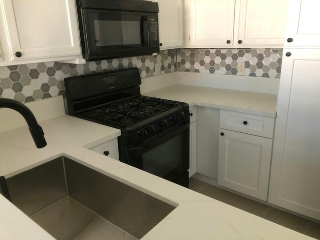 Building Photo - 1012 Dusty Creek St