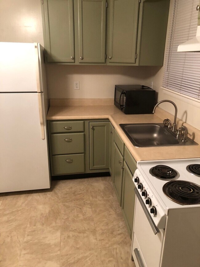 Kitchen - 1252 Thompson Ave