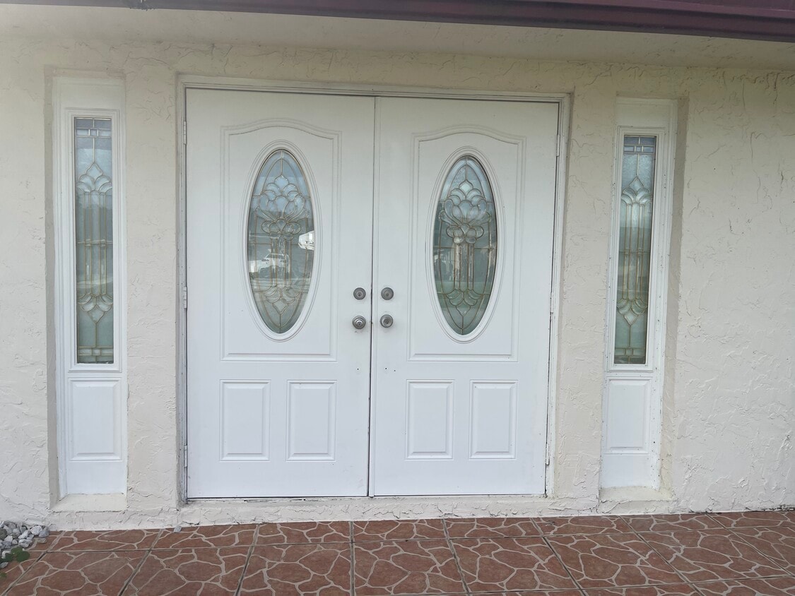 Building Photo - 12840 SW 11th Pl