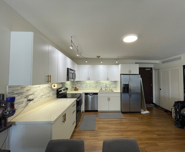 Building Photo - For Rent - [Symphony Honolulu] 888 Kapiola...