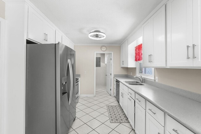 Building Photo - 616 Pinewood Dr