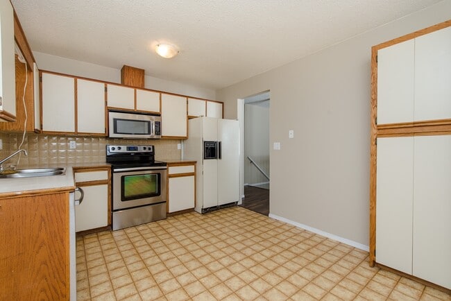 Building Photo - 8596 Ashwell Rd