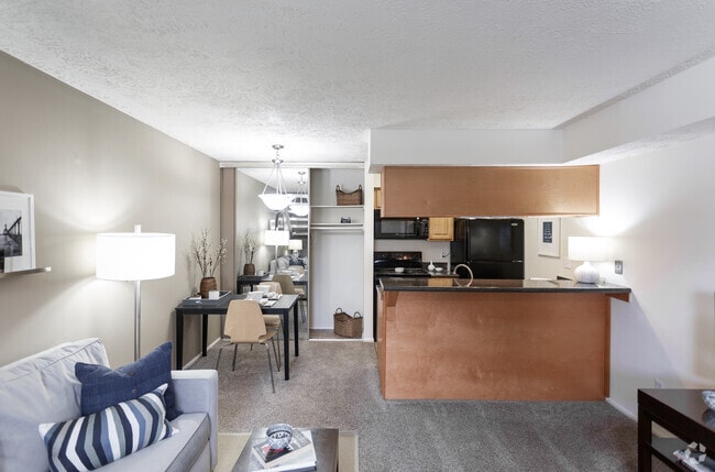 1BR, 1BA - 647 SF - TGM Avalon Lake