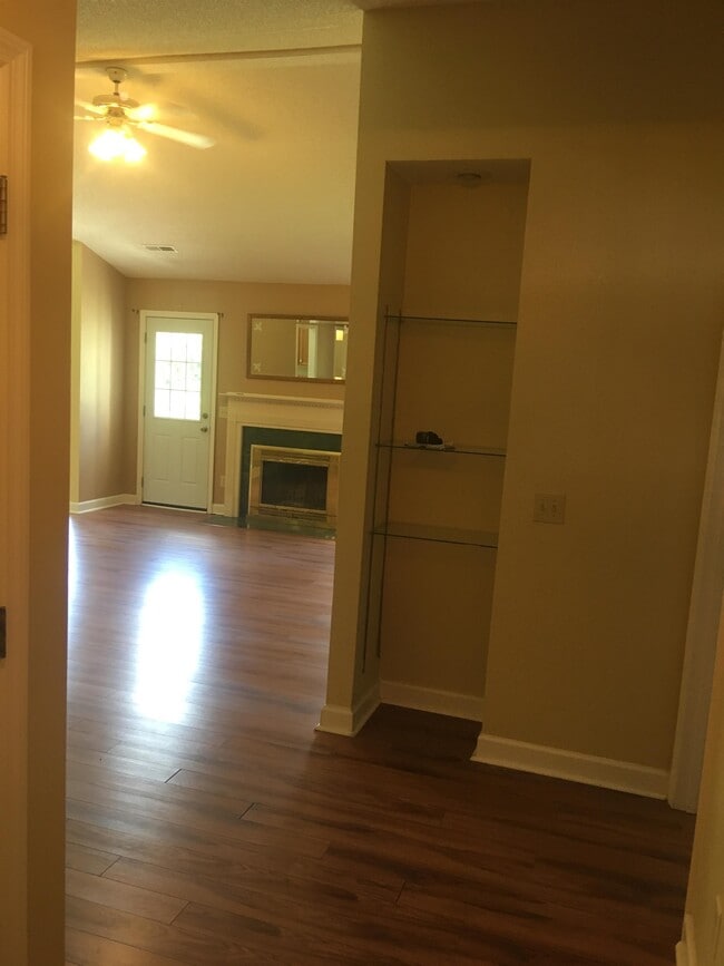 Foto del edificio - 8457 Battle Forest Dr