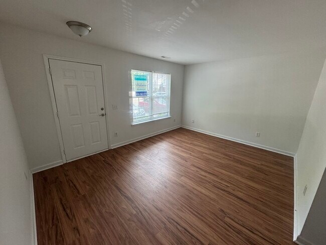 Foto del edificio - AVAILABLE NOW! 3 Bed 3 Story Town Home!