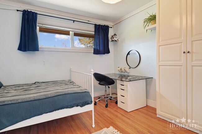 Building Photo - 10945 Lawrie Crescent