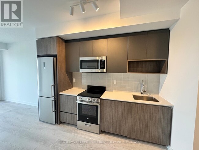 Building Photo - 801 The Queensway
