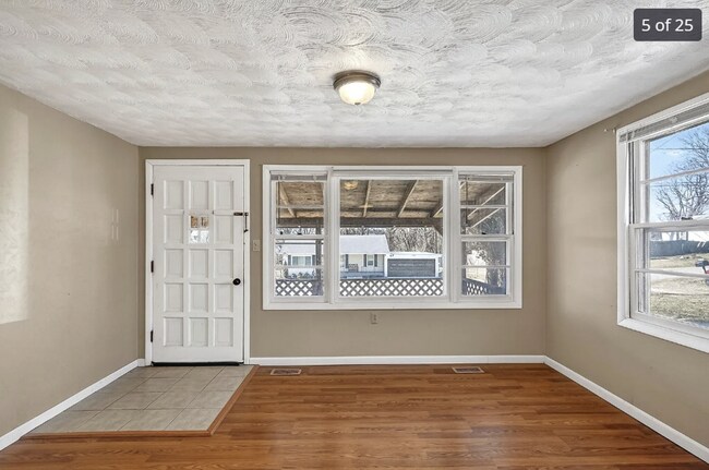 Building Photo - 3-Bedroom Home + Bonus Room in SE Springfield