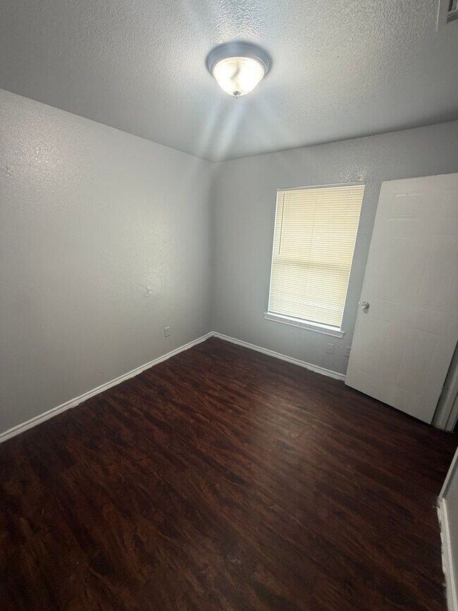 Foto del edificio - 3421-3423 Bright St