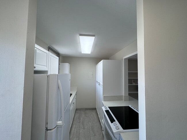 Building Photo - Hale Luana