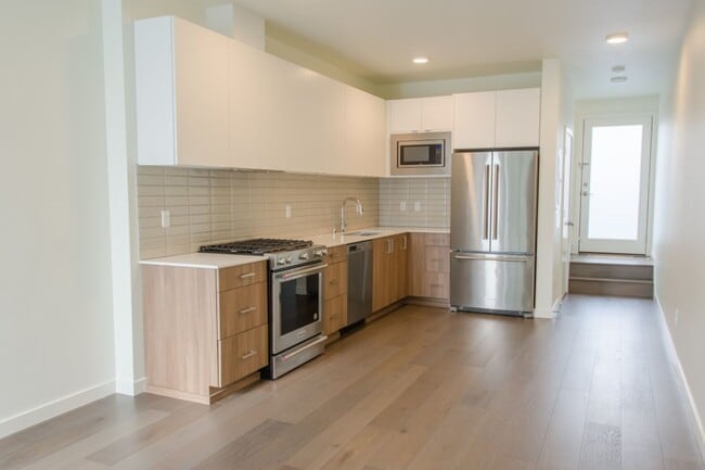 Building Photo - 2Bd/2Ba Seattle Townhouse