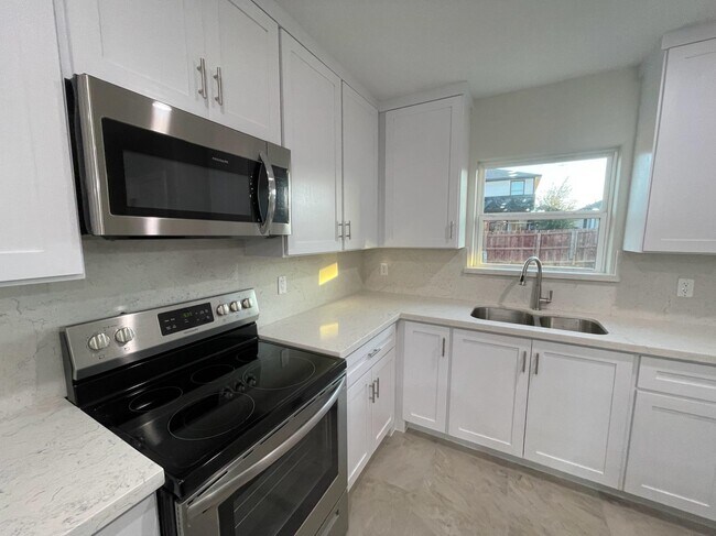 Building Photo - 5527 Conroe St