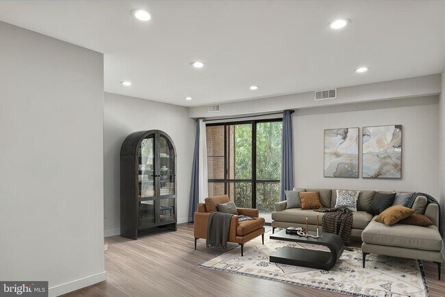 Foto del edificio - 10720 West Dr