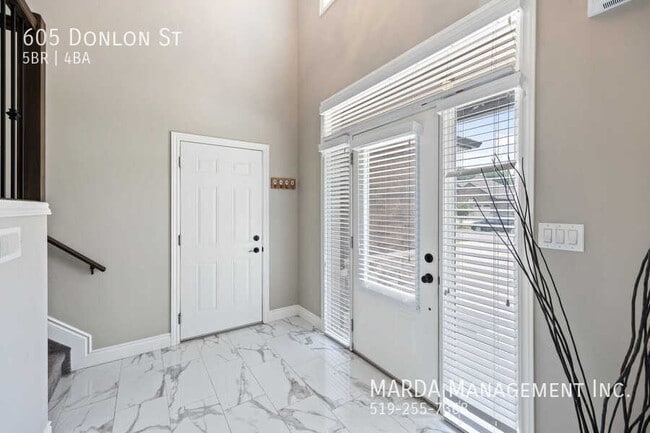 Building Photo - SPACIOUS 5+1 BED/4 BATH RAISED RANCH IN LASALLE + UTILITIES