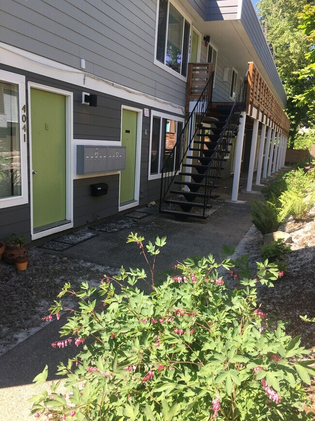 Foto del edificio - Upper 2bed, hardwoods, dishwasher, on-site...