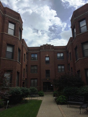 Primary Photo - 901 W Cornelia Ave