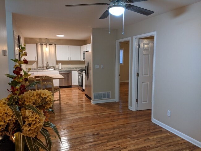 Open concept view - 585 Mary St SW