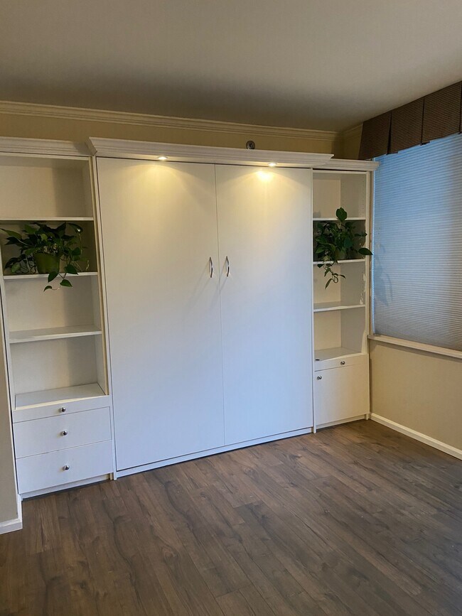 Cama abatible cerrada - 2600 2nd Ave