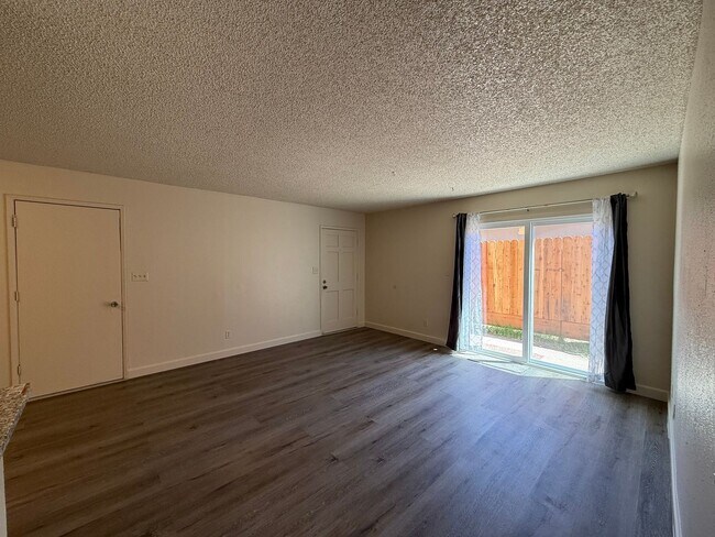 Building Photo - Randazzo Duplex