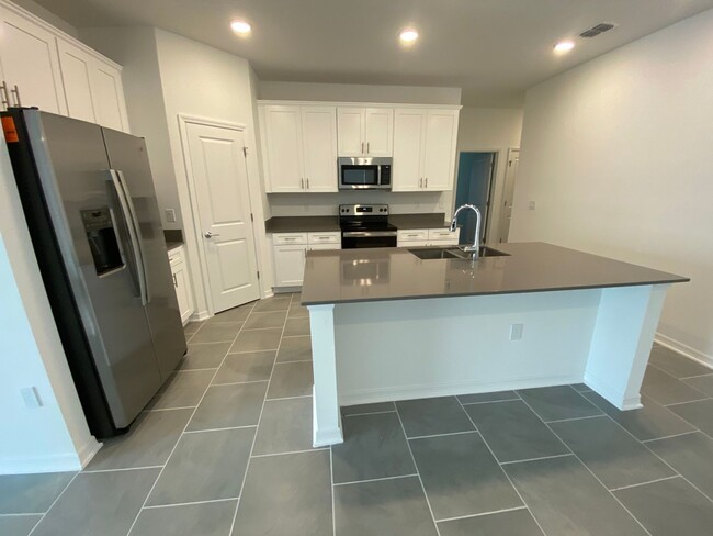 Building Photo - 4 Bedroom 2 Bath home in Majestic Oaks for...