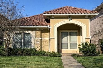 Building Photo - 817 La Cima