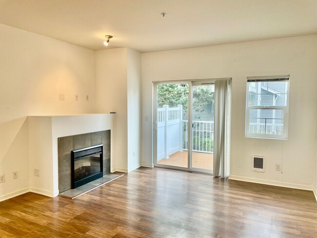 Foto del edificio - 2 Bed 2.5 Bath Lynnwood Townhouse $2595/mo.