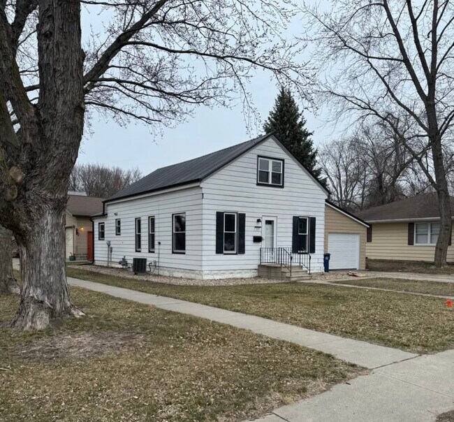 Building Photo - 221 1st St NW