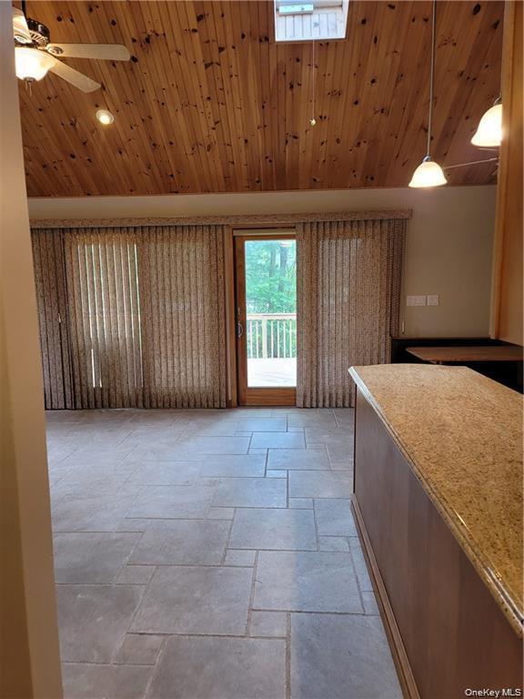 Building Photo - 14 Lakeside Dr