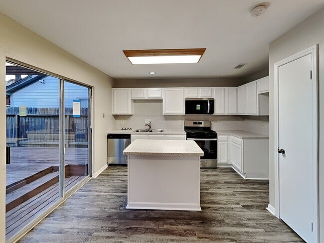 Foto del edificio - 8314 Greenleaf Lake Dr