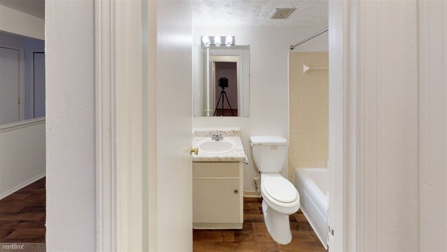 Building Photo - 1 br, 1 bath Apartment - 801 Green Rd Apt 412