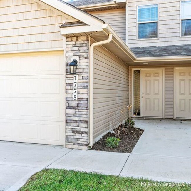 Building Photo - Newer 2 Bed Townhome in Belton w/ First Mo...